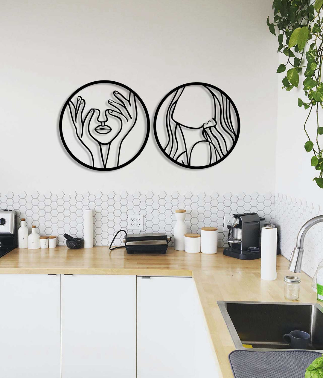 Evinizde modern ve entelektüel bir atmosfer yaratan, minimalist çizgileriyle dikkat çeken lüks metal tablo yerleşimi.