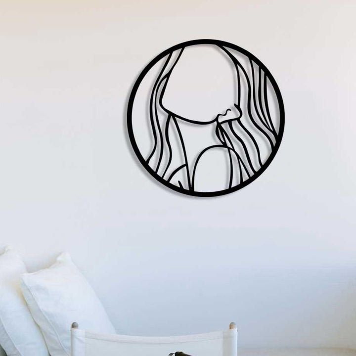 Modern Salon Dekorasyonu İçin Sanatsal Kadın Figürü Metal Duvar Panosu - Minimalist Şıklık