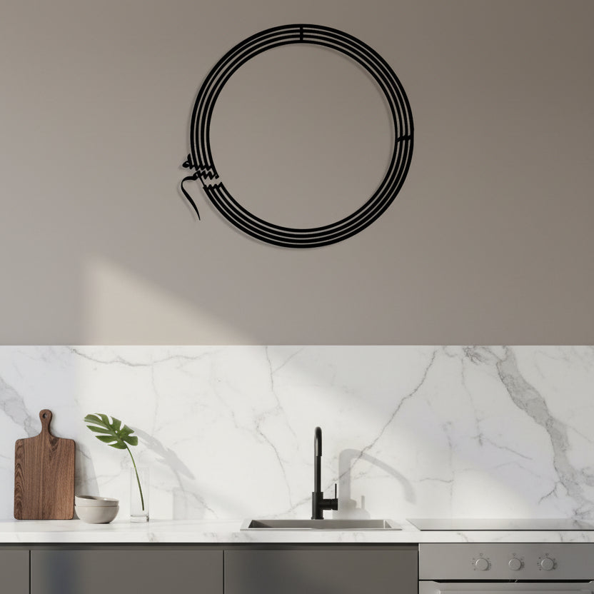 Mutfaklarda bereket ve şıklık yaratan Besmele metal duvar dekoru yerleşim fikri.