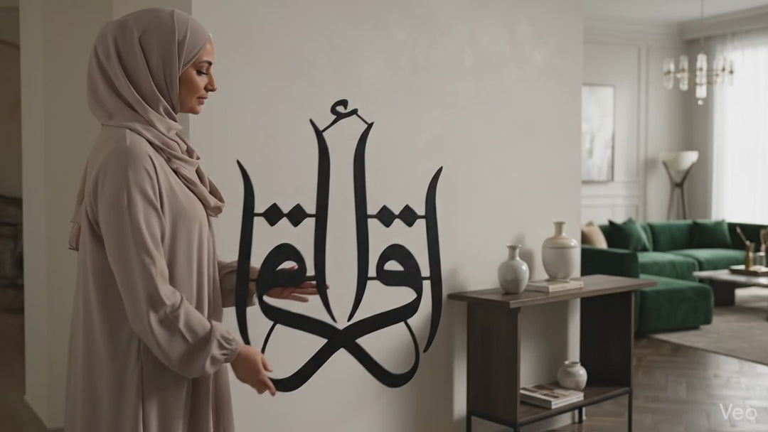 Detaylardaki kusursuzluk: 1.5 mm yüksek kalite çelikten üretilen ve dokulu mat siyah boya ile taçlandırılan tasarımımız, özel askı aparatı sayesinde duvardan 2 cm önde durarak büyüleyici bir gölge efekti yaratıyor