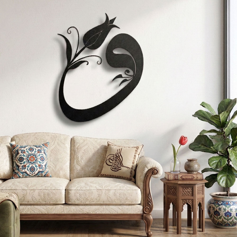 Zero VOC sertifikalı boyasıyla ev ve ofislerde hava kalitesini koruyan, anti-alerjik ve sağlıklı modern Vav harfi metal hat sanatı.