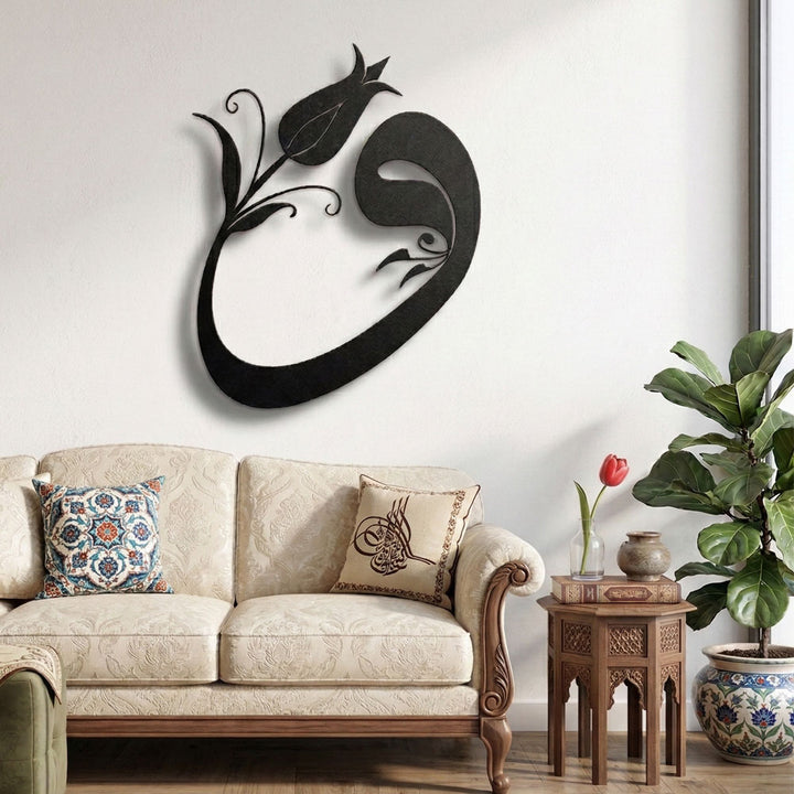 Zero VOC sertifikalı boyasıyla ev ve ofislerde hava kalitesini koruyan, anti-alerjik ve sağlıklı modern Vav harfi metal hat sanatı.