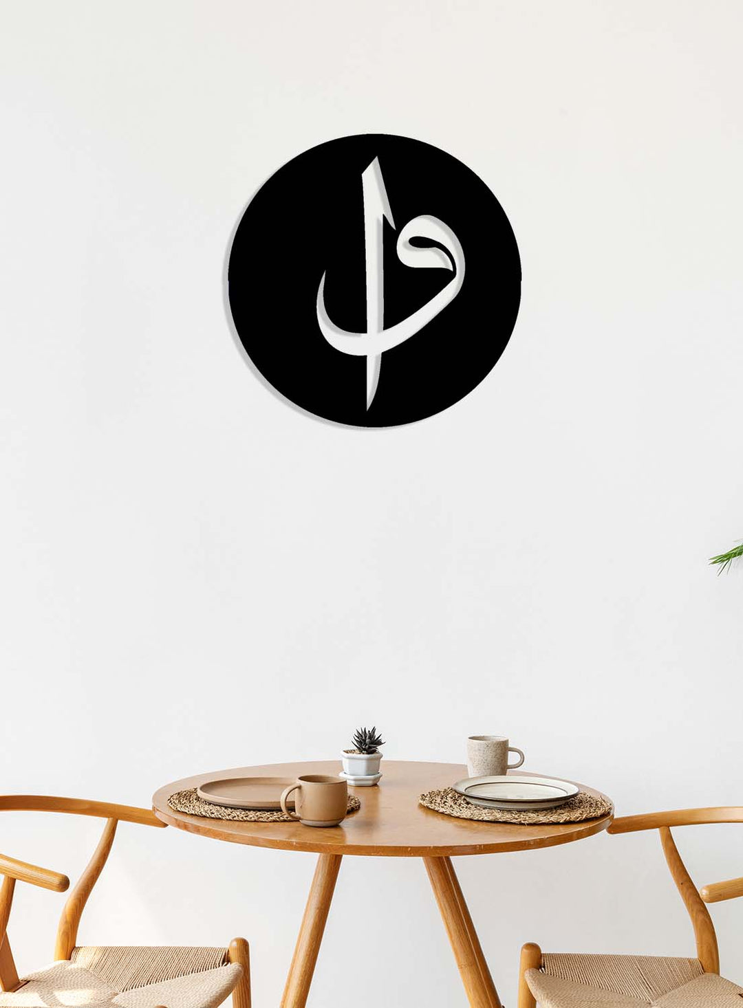 Zero VOC sertifikalı boyasıyla ibadet ve meditasyon alanlarında hava kalitesini koruyan sağlıklı metal hat sanatı tablosu.