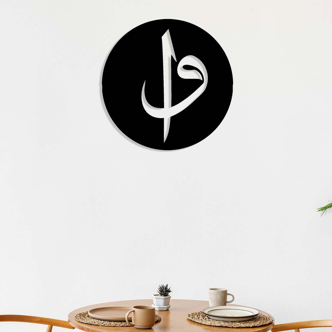 Zero VOC sertifikalı boyasıyla ibadet ve meditasyon alanlarında hava kalitesini koruyan sağlıklı metal hat sanatı tablosu.