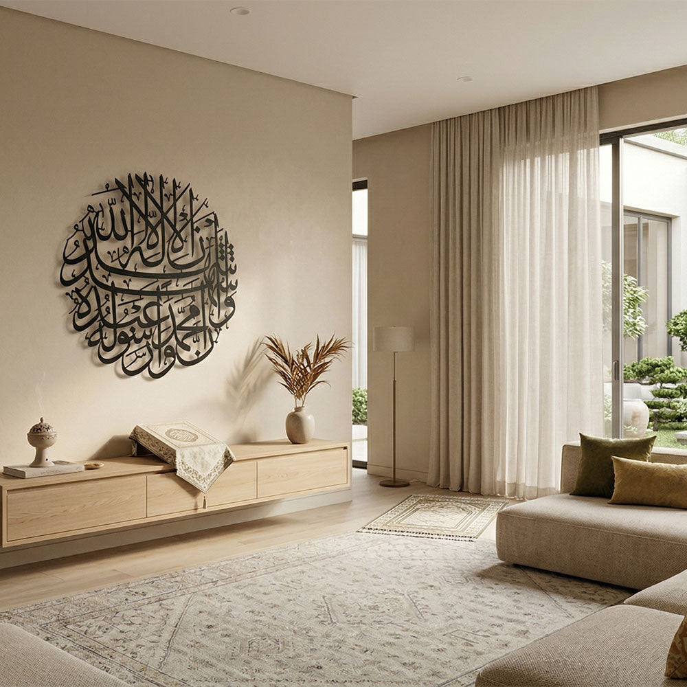 Modern salonlar için Kelime-i Şehadet metal tablo ve 3D gölge yerleşim fikirleri.