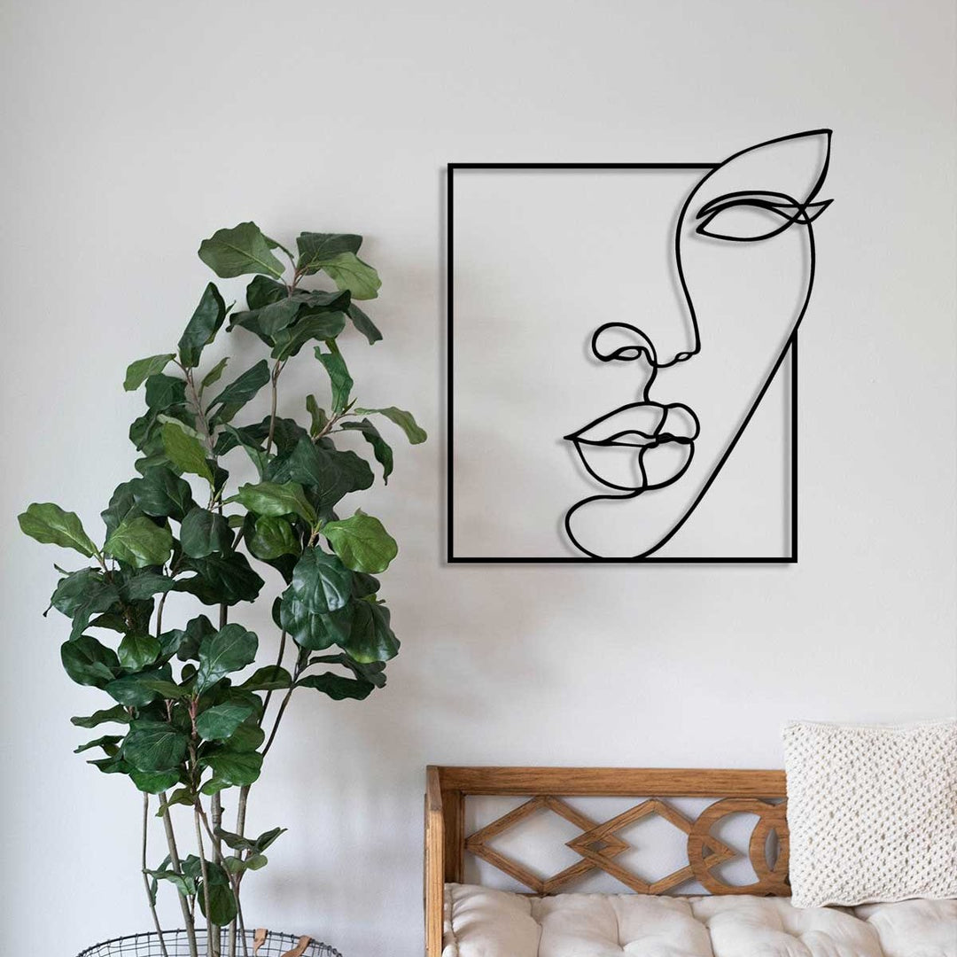 Modern bir mekanın duvarında akışkan çizgileriyle hayal gücünü tetikleyen, sanatsal soyut kadın figürü metal duvar dekorasyonu.