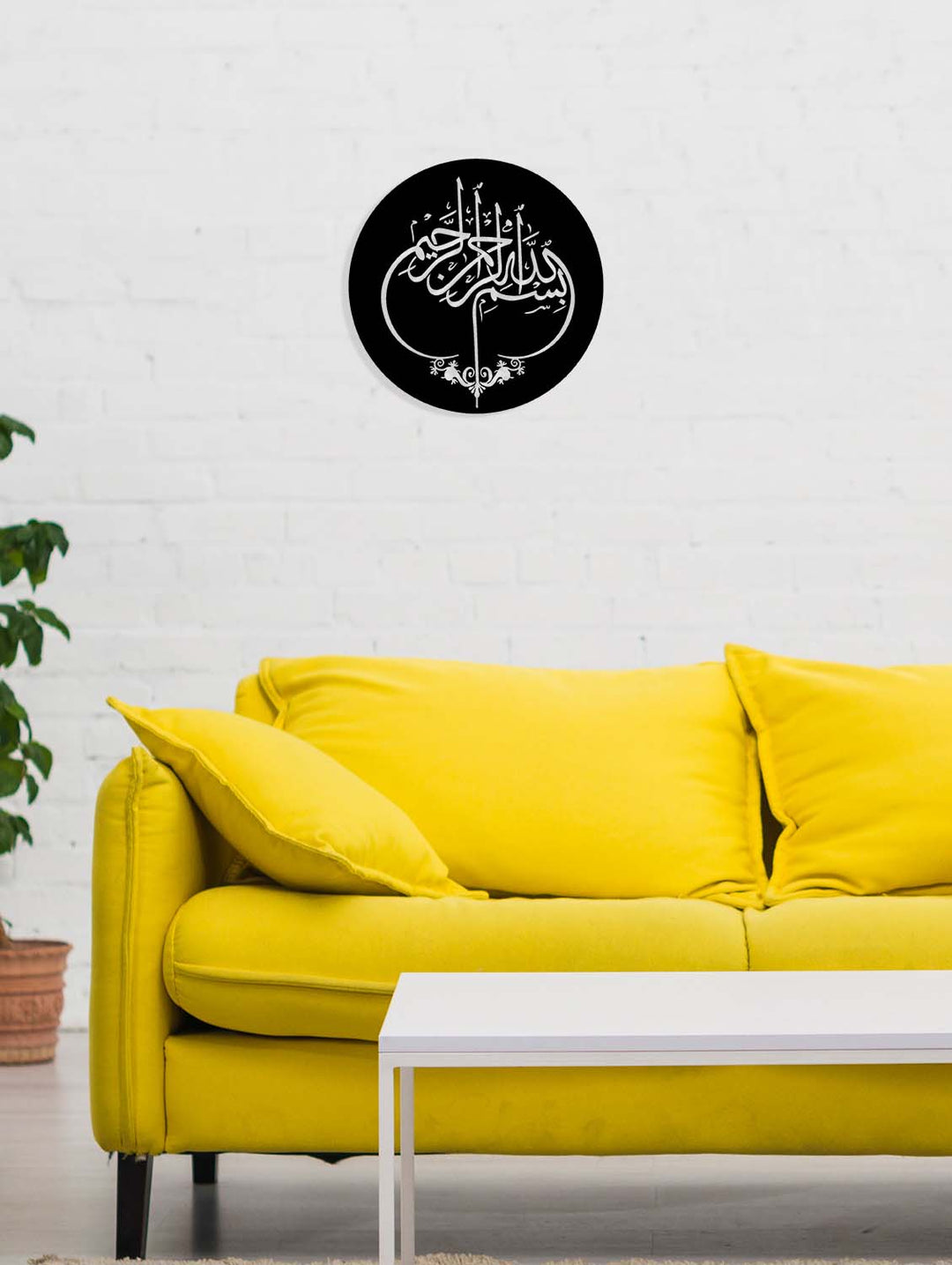 Arkasındaki gizli askı aparatı sayesinde tek bir çivi ile saniyeler içinde mükemmel dengede asılabilen dikey formlu İslami sanat eseri.