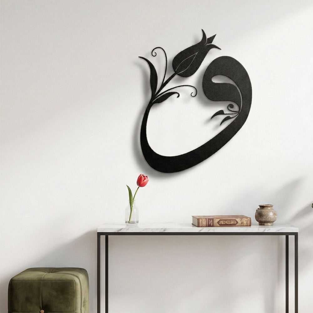 Artroya'nın milimetrik lazer teknolojisiyle, hat sanatındaki altın oran ve tenâsüp kurallarına sadık kalarak işlediği metal Vav pano.