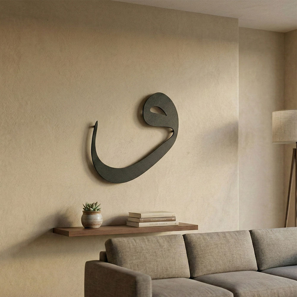 Arkasındaki gizli askı aparatı sayesinde hattın manevi dengesini bozmadan tek bir çivi ile saniyeler içinde asılabilen Vav metal sanat eseri.
