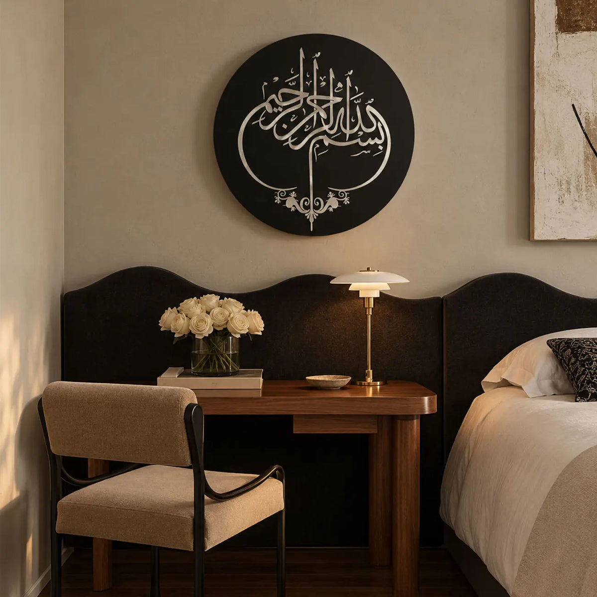 Yatak odasında yatak başlığının üzerinde konumlandırılan Yatay Besmele İslami Metal Tablo. Siyah metal hat sanatı tasarımı, sade ve modern yatak odası dekorasyonuna zarif bir dokunuş katıyor.